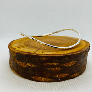 Bangle in curved shape